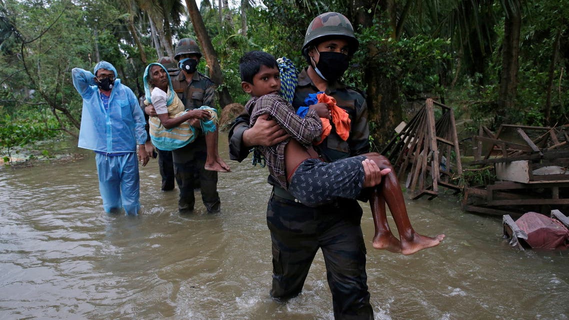 Army soldiers evacuate people from a flooded area to safer places as Cyclone Yaas makes landfall at Ramnagar in Purba Medinipur district in the eastern state of West Bengal, India, May 26, 2021. (File photo: Reuters)