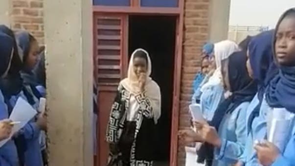 وڈیو : سرطان سے لڑنے والی سوڈانی طالبہ کے پر تپاک استقبال کے جذباتی مناظر