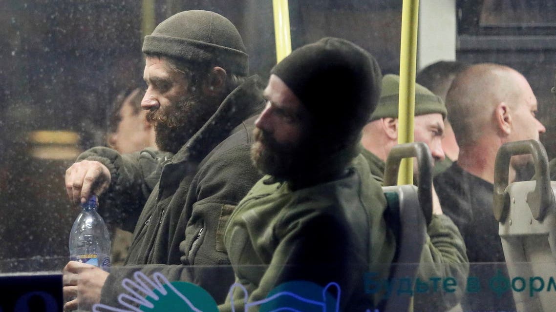 Service members of Ukrainian forces who have surrendered after weeks holed up at Azovstal steel works are seen inside a bus, which arrived under escort of the pro-Russian military at a detention facility in the course of Ukraine-Russia conflict in the settlement of Olenivka in the Donetsk Region, Ukraine May 17, 2022. (File photo: Reuters)