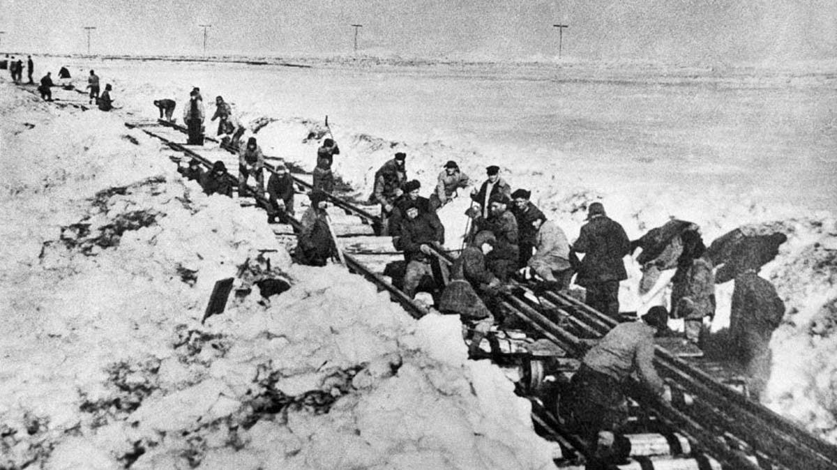 “سكة الموت”.. مشروع سوفيتي قتل أكثر من 60 ألفاً