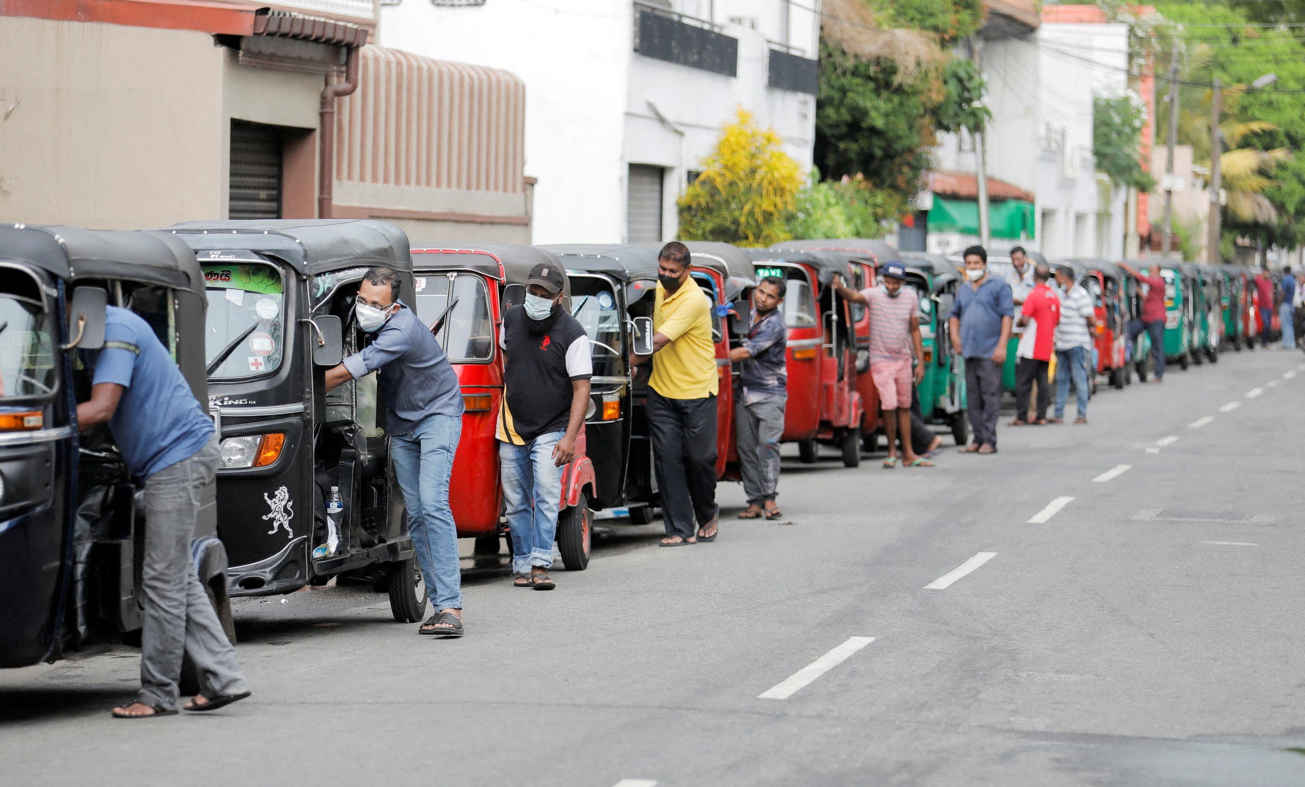مواطنون في سريلانكا ومركبات بلا وقود