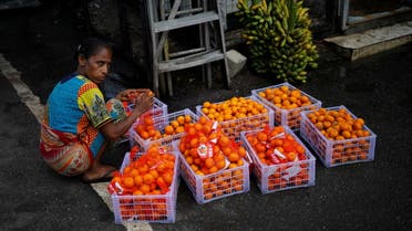 A vendor packs fruits to sell at a vegetable market, amid the country's economic crisis in Colombo, Sri Lanka, May 20, 2022. (File photo: Reuters)