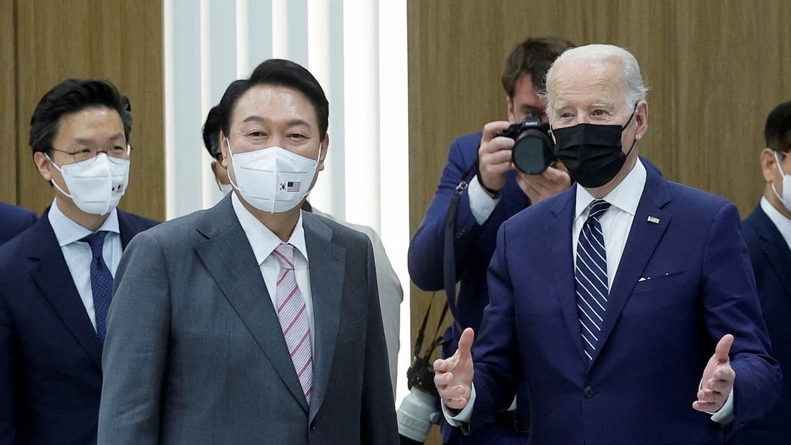 South Korean President Yoon Suk-yeol stands next to U.S. President Joe Biden during a visit to a semiconductor factory at the Samsung Electronics Pyeongtaek Campus in Pyeongtaek, South Korea, May 20, 2022. (Reuters)