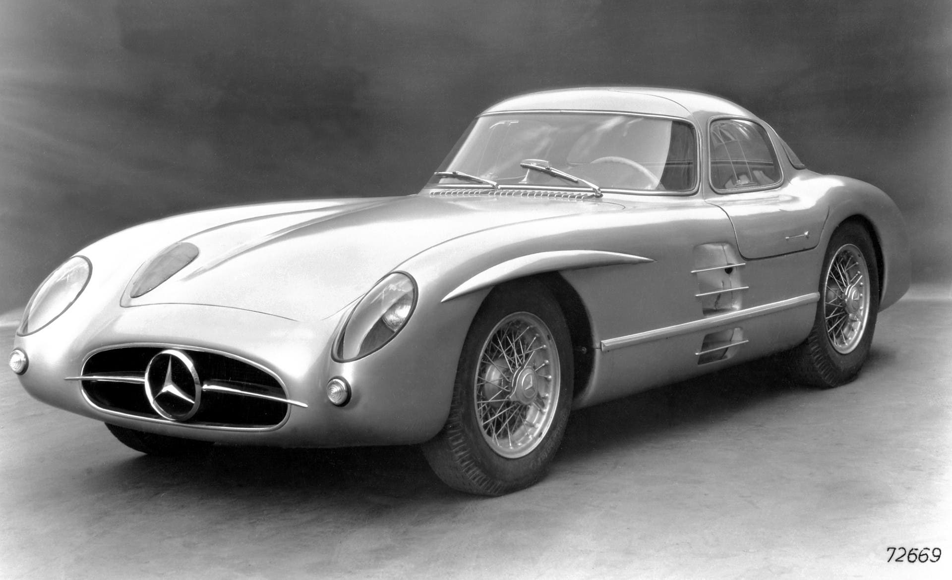 In this handout image courtesy of Mercedes-Benz AG obtained on May 19, 2022, a Mercedes-Benz Rennsportprototyp 300 SLR Uhlenhaut-Coupe (W 196 S) is pictured, on July 2, 1955. (AFP)