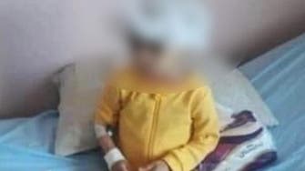 ربطت بحبل ورميت خارجاً.. فيديو لطفلة يفطر قلوب السوريين