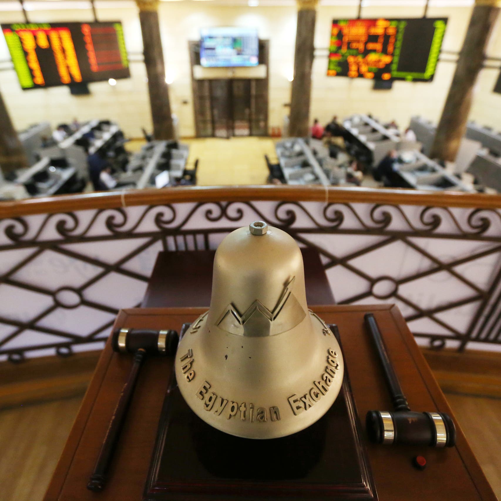 البورصة المصرية تعمق خسائرها الأسبوعية بـ16 مليار جنيه
