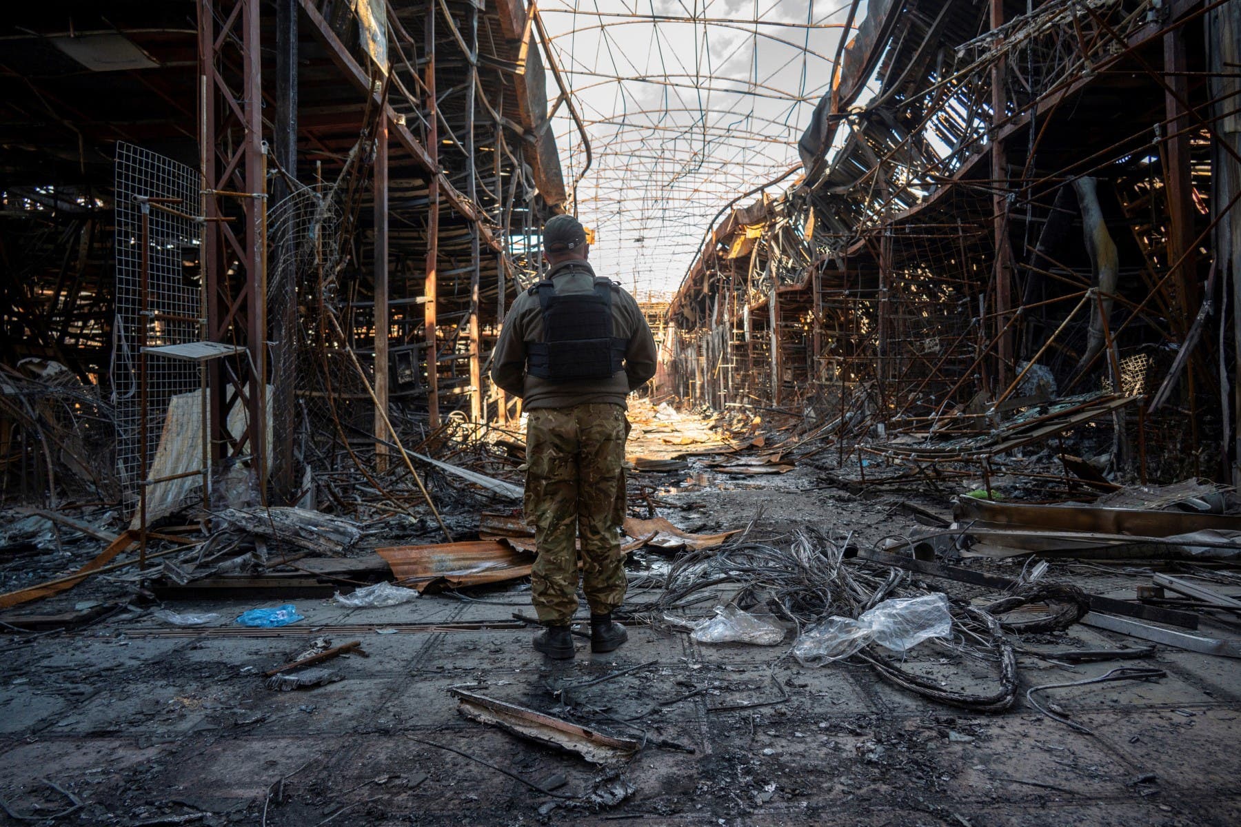 آثار الدمار في أحد أسواق خاركيف بأوكرانيا (فرانس برس)