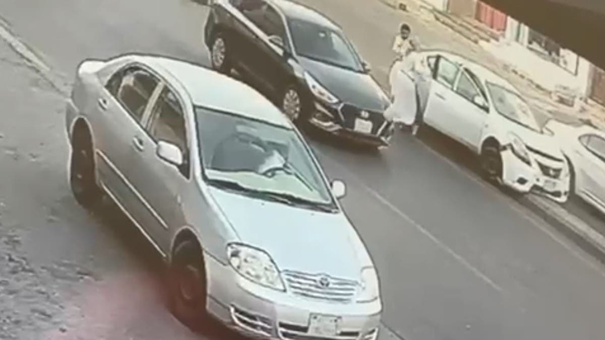فيديو صادم من خميس مشيط.. اعتدى وأطلق النار وسط شارع عام