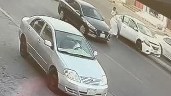 وڈیو : شاہراہ عام پر شہری کی گاڑی پر فائرنگ ، سر عام زدوکوب