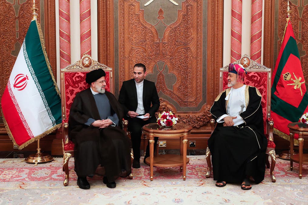 A handout picture provided by the Iranian presidency shows Sultan of Oman Haitham bin Tariq Al Said (C R) meeting with Iran's President Ebrahim Raisi (C L) in the Omani capital Muscat, on May 23, 2022. Iran's President Ebrahim Raisi arrived in Oman with trade deals on the agenda and as international talks on Tehran's nuclear programme hang in the balance. (Photo by Iranian Presidency / AFP) / === RESTRICTED TO EDITORIAL USE - MANDATORY CREDIT AFP PHOTO / HO / IRANIAN PRESIDENCY - NO MARKETING NO ADVERTISING CAMPAIGNS - DISTRIBUTED AS A SERVICE TO CLIENTS === - === RESTRICTED TO EDITORIAL USE - MANDATORY CREDIT AFP PHOTO / HO / IRANIAN PRESIDENCY - NO MARKETING NO ADVERTISING CAMPAIGNS - DISTRIBUTED AS A SERVICE TO CLIENTS ===