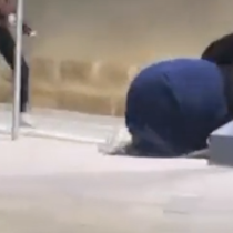 فيديو صادم آخر لفتاة الرياض.. تعتدي على أخرى وتسقطها أرضاً