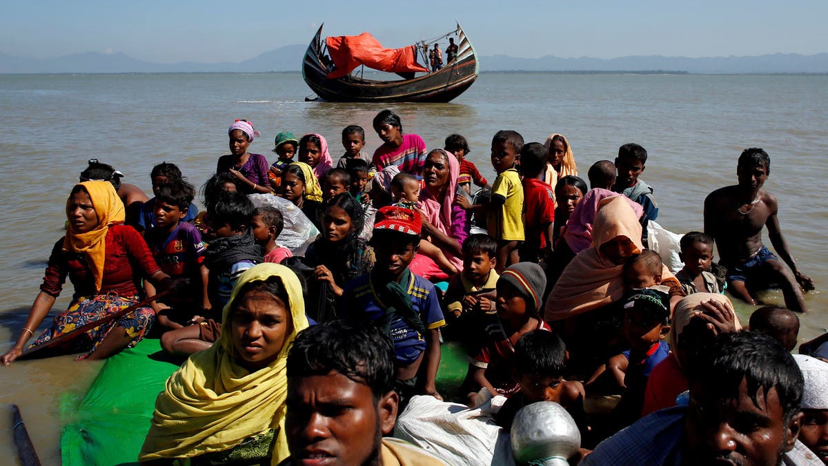 انقلاب قارب يقل لاجئين روهينغا قبالة ميانمار.. وغرق وفقدان العشرات