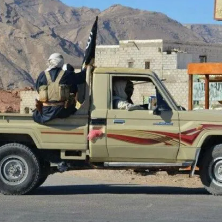 اليمن.. "القاعدة" يعدم أحد أفراده بتهمة المشاركة في قتل قيادي بارز بالتنظيم