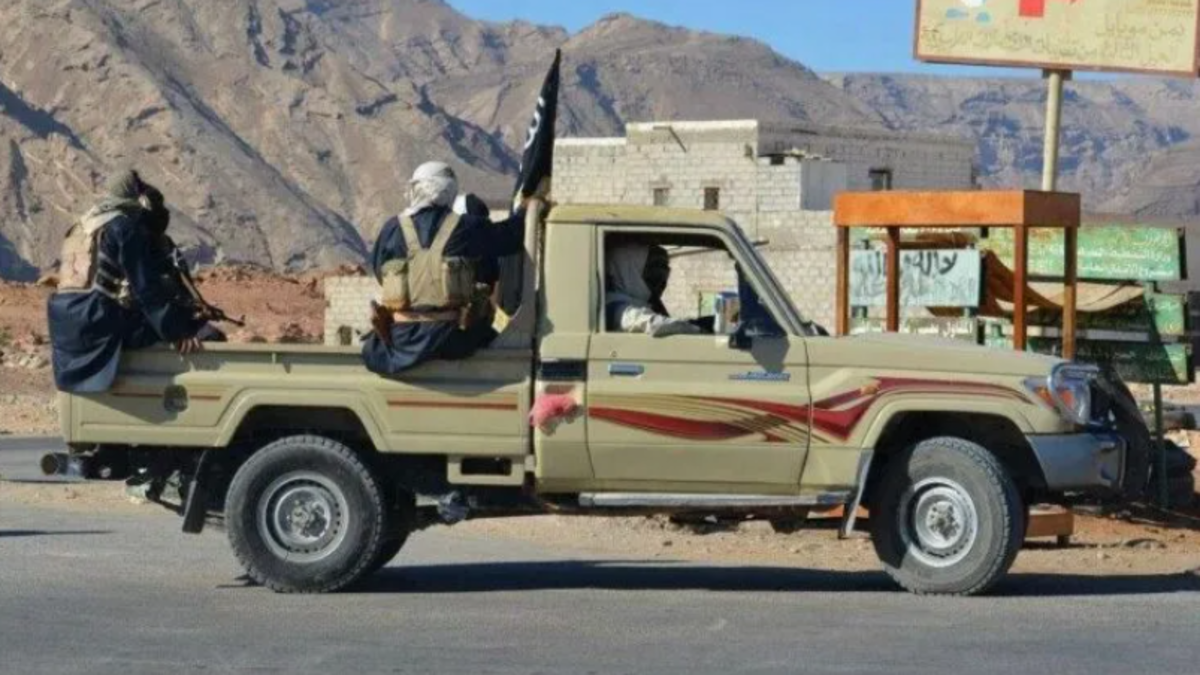 اليمن.. “القاعدة” يعدم أحد أفراده بتهمة المشاركة في قتل قيادي بارز بالتنظيم