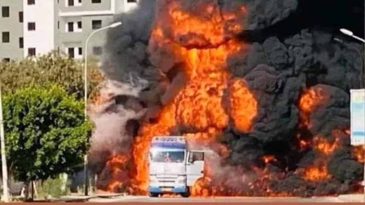 شاهد.. شجاعة سائق شاحنة تنقذ بنغازي من كارثة انفجار محطة بنزين