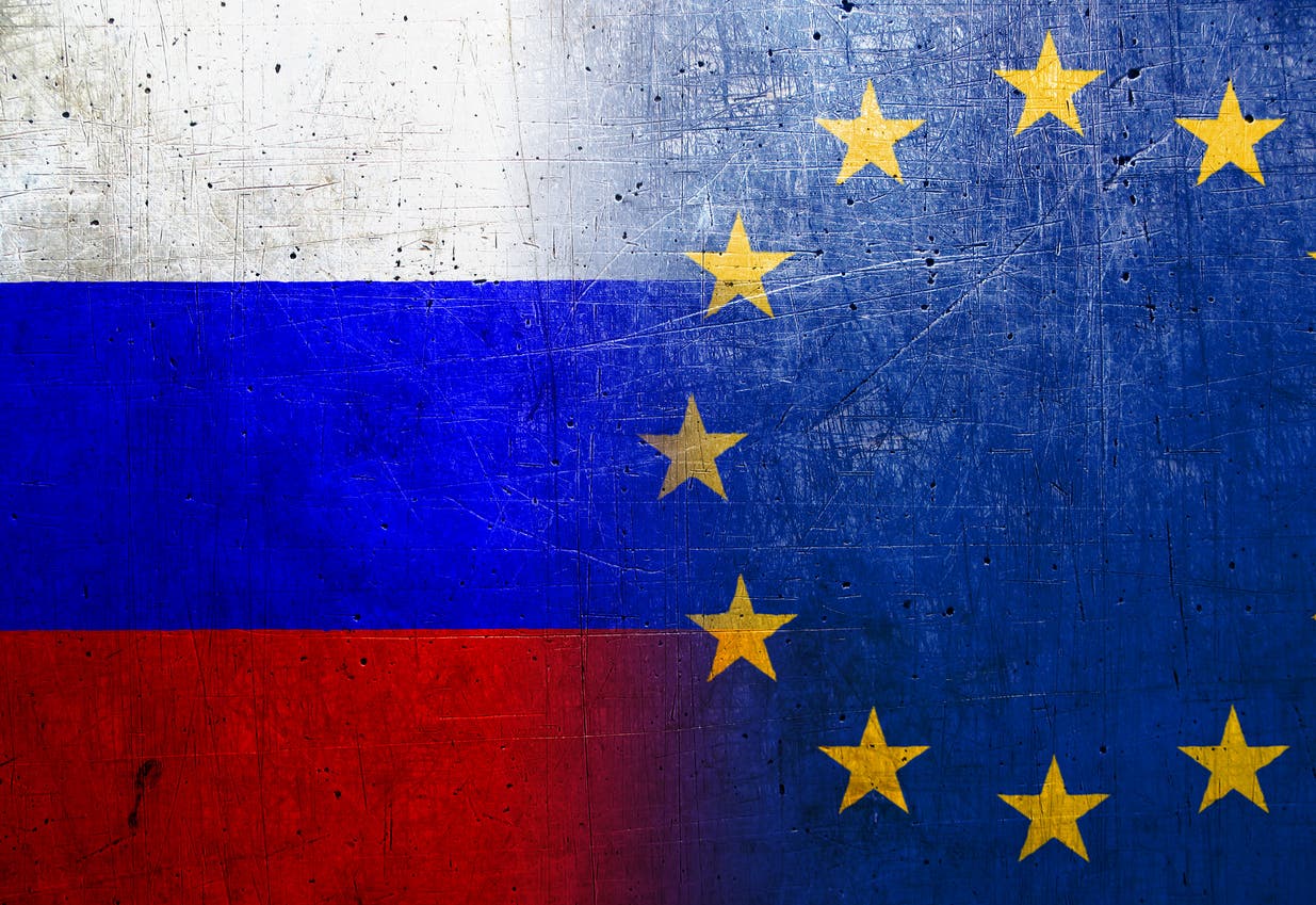 علما الاتحاد الأوروبي وروسيا