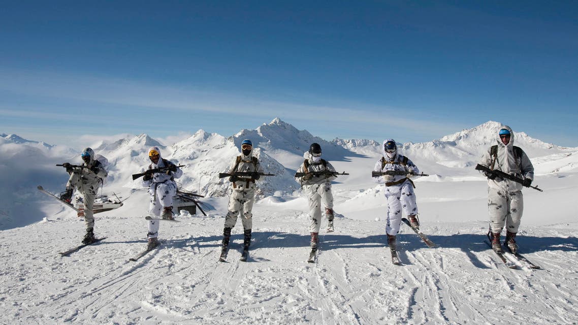 Russian army soldiers in winter camouflage go through training exercises at an altitude of 3,500 meters on the slopes of Mount Elbrus in Russia's Caucasus January 18, 2013. (File photo: Reuters)