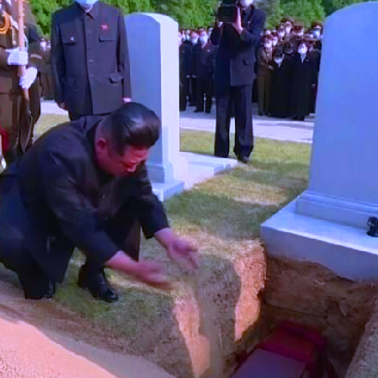 شاهد أغرب فيديو لدكتاتور كوريا وهو متأثر بجنازة أحد العسكريين  