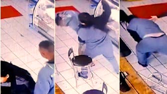 امرأة تظهر في فيديو وهي تنقضّ على شاب "لمسها" وتشبعه ضرباً