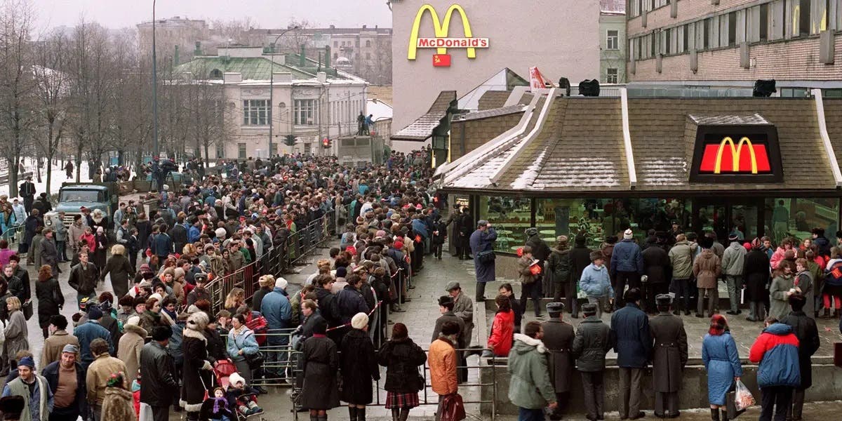 صورة لعدد من أهالي موسكو أمام مطعم ماكدونالد عند افتتاحه عام 1990