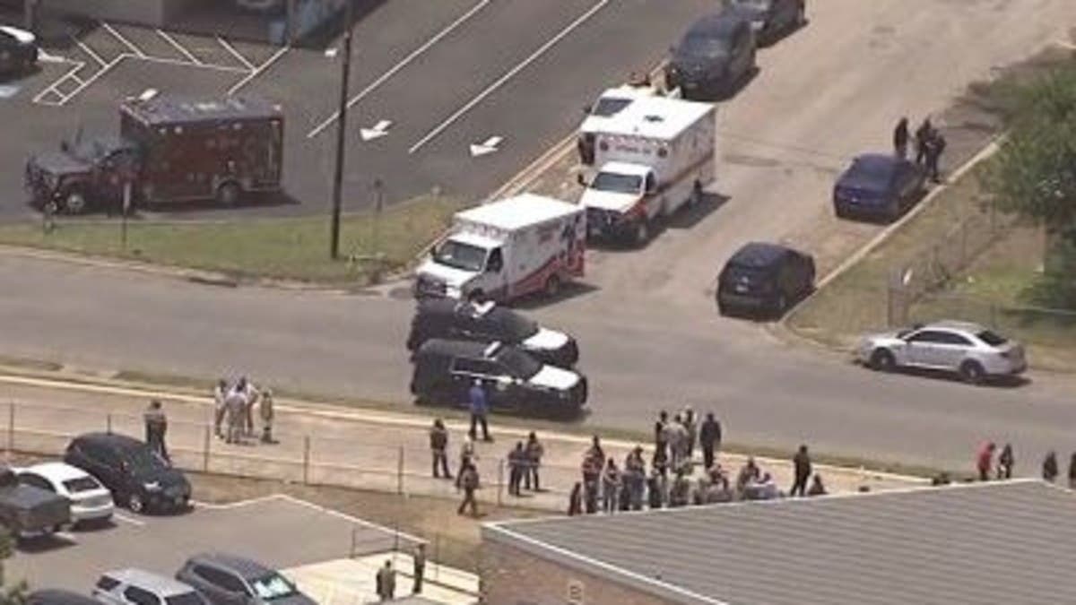 حاكم تكساس: مقتل 14 تلميذا ومعلم في إطلاق النار بمدرسة ابتدائية