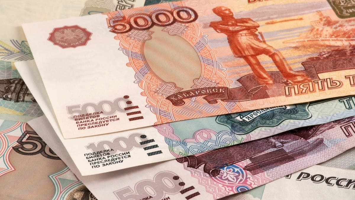 الروبل الروسي يصعد 6% أمام الدولار ويسترد بعض خسائر الأسبوع الماضي