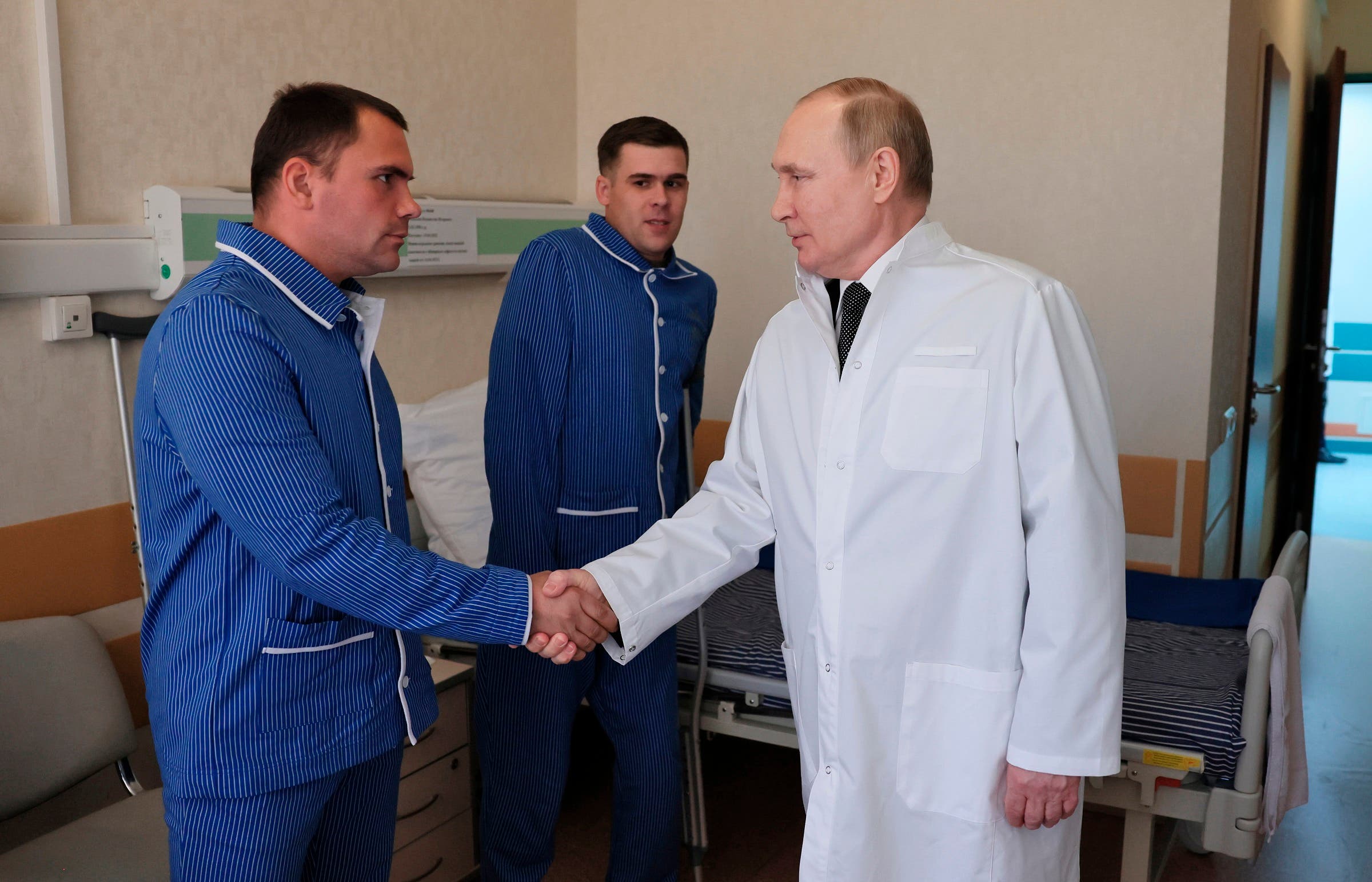 بوتين يلتقي جنوداً جرحى في أحد مستشفيات موسكو