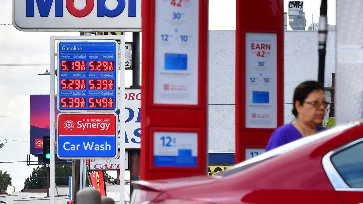 إدارة بايدن تقول إنها لا تستبعد قيودا على التصدير لتهدئة أسعار الوقود