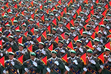 عناصر من الحرس الثوري الإيراني خلال عرض في طهران (أرشيفية)