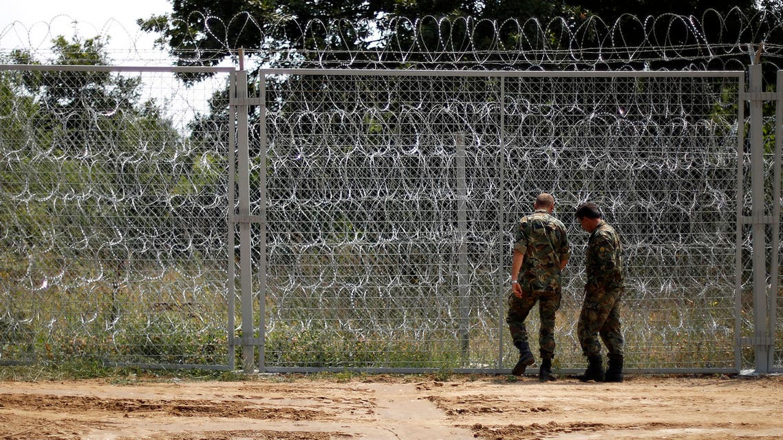 Bulgarian military personnel inspect a barbed wire fence constructed on the Bulgarian-Turkish border July 17, 2014. (File photo: Reuters)