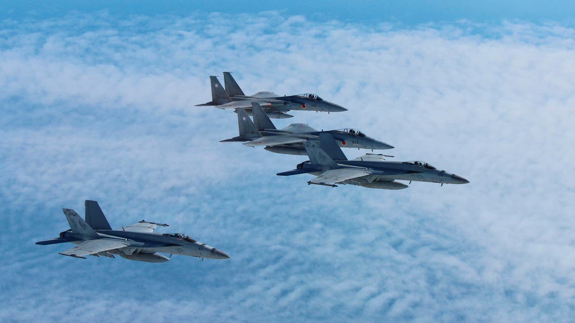 Japan's Self-Defense Force's F-15 fighter jets (top and 2nd from top) conduct an air exercise with U.S. Navy F/A 18 Hornet aircrafts in the skies above the Sea of Japan, Japan, in this photo released by the Air Staff Office of the Defense Ministry of Japan November 13, 2017. (File photo: Reuters)
