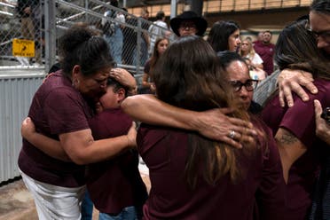 أفراد عائلات أحد الضحايا الذين قُتلوا في إطلاق النار بمدرسة روب الابتدائية في تكساس (أسوشييتد برس)