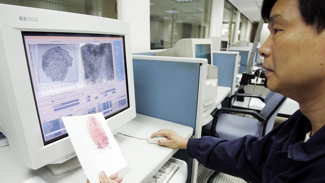 A policeman searches for a fingerprint match on a computer in the Criminal Investigation Bureau in Taipei June 17, 2005. (File photo: Reuters)