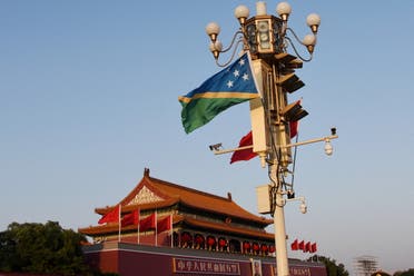 علم جزر سليمان والصين في وسط بكين - رويترز