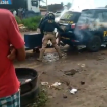 غضب في البرازيل.. فيديو صادم لاختناق شاب في سيارة شرطة