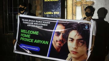 Fans of Bollywood superstar Shah Rukh Khan hold a poster outside his house, Mannat, after his eldest son Aryan Khan was granted bail by the Bombay High Court more than three weeks after he was arrested in a drugs case, in Mumbai, India, October 28, 2021. (File photo: Reuters)