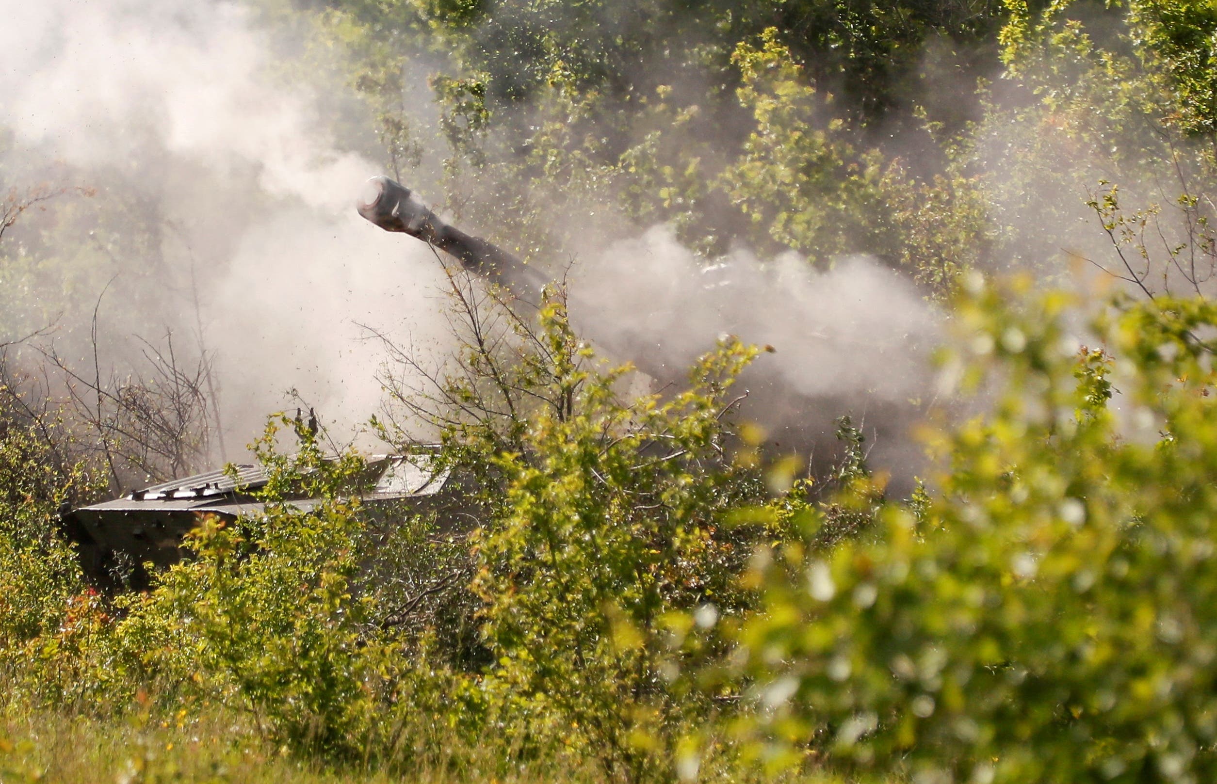مدافع هاوتزر للقوات الموالية لروسيا تطلق نيرانها في منطقة لوغانسك - رويترز