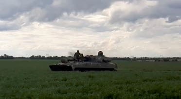 جنود أوكرانيون يركبون مدفع هاوتزر بمنطقة دونباس