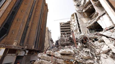 من موقع انهيار المبنى في عبادان جنوب غرب طهران (أرشيفية- أسوشييتد برس)