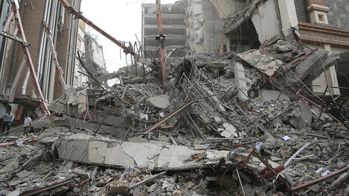 انتشال الجثث مستمر.. ارتفاع حصيلة انهيار مبنى عبادان لـ34 قتيلا
