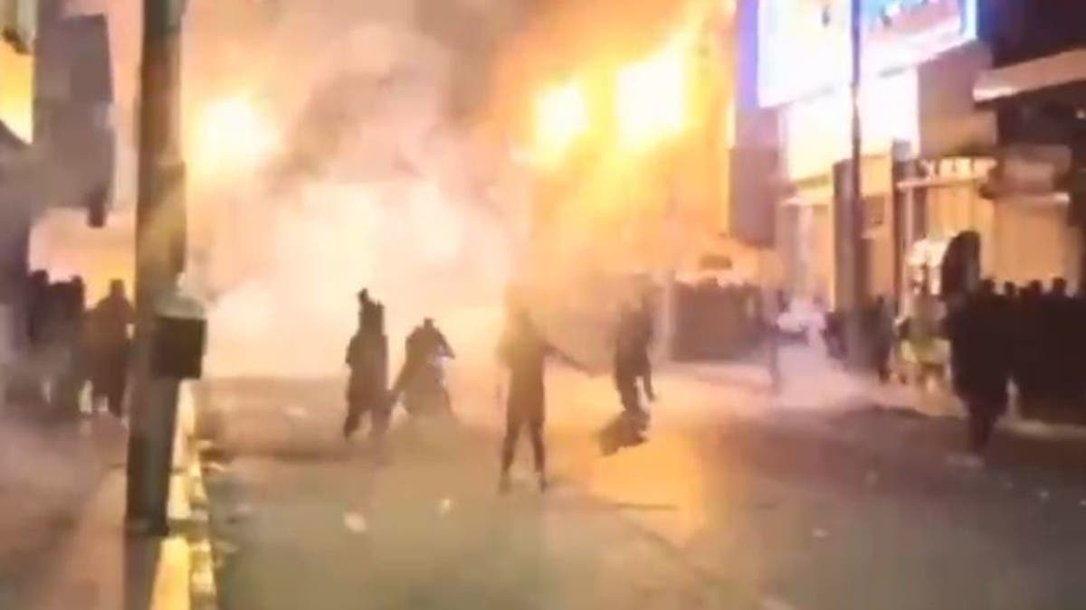 اشتباكات ومواجهات بين الأمن ومتظاهرين في عبادان بإيران