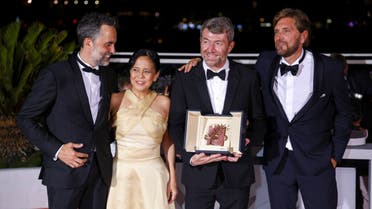 إريك هيميندورف ، من اليسار ، دوللي دي ليون ، فيليب بوبي ، المخرج روبن أوستلوند في وضع مع جائزة النخلة الذهبية عن مثلث الحزن (أ ب)