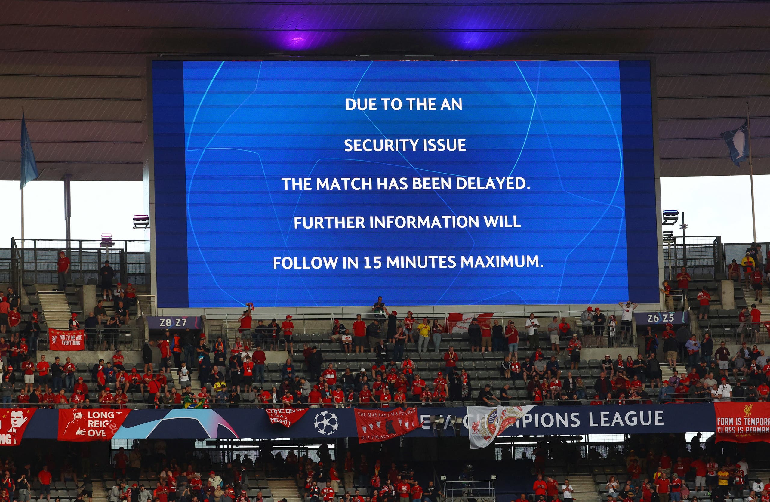 رسالة على شاشة في الملعب تعلن تاخير المباراة بسبب مشاكل أمنية