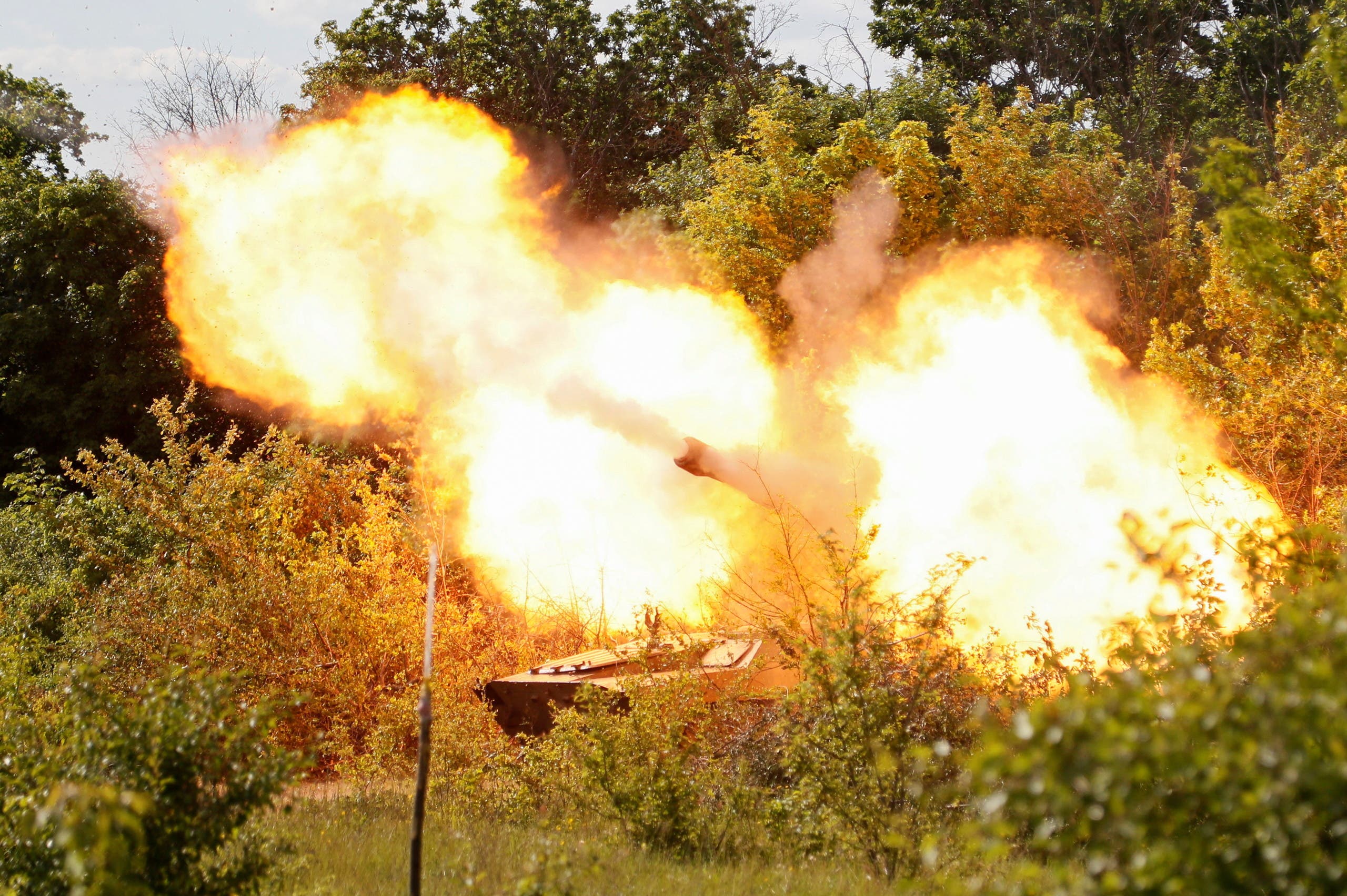 القوات الموالية لروسيا تضرب صواريخ في لوغانسك 