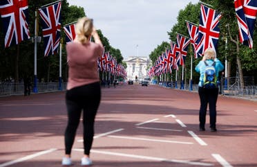 أعلام بريطانيا ترفرف أمام قصر باكنغهام احتفالاً باليوبيل