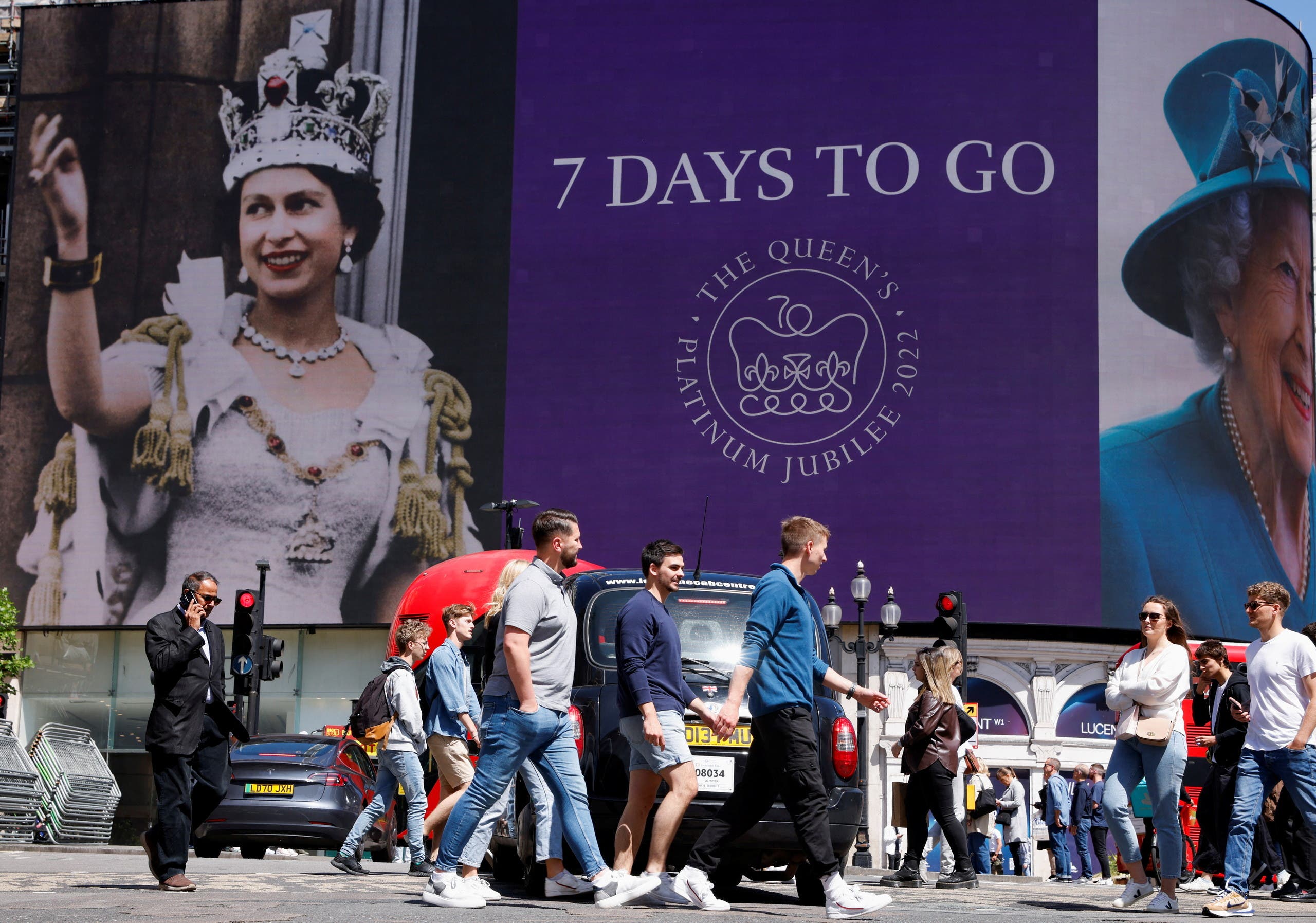 لافتة في لندن احتفالاً باليوبيل البلاتيني للملكة اليزابيث