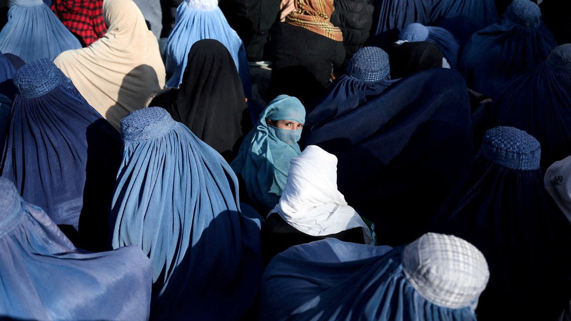 A girl sits in front of a bakery in the crowd with Afghan women waiting to receive bread in Kabul, Afghanistan, January 31, 2022. (File photo: Reuters)