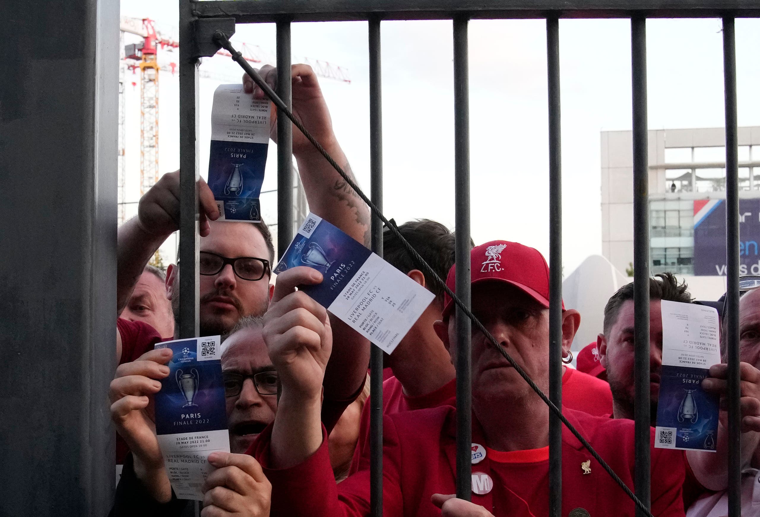 مشعجون لليفربول يظهرون بطاقاتهم في محاولة لدخول الملعب