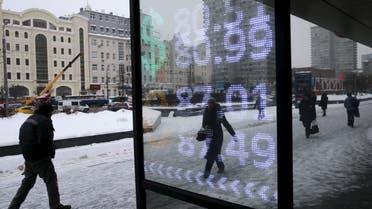 People walk past a board showing the currency exchange rates of the U.S. dollar and the Euro against the ruble in central Moscow, Russia, January 22, 2016. (File photo: Reuters)