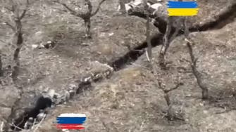 العالم منبهر بأوكراني ظهر في فيديو يقاتل من خندق بقي فيه وحده